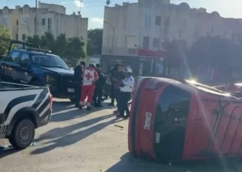 Volcadura tras choque deja un lesionado en Paseos del Mar