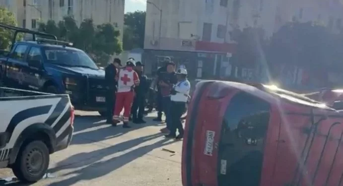 Volcadura tras choque deja un lesionado en Paseos del Mar
