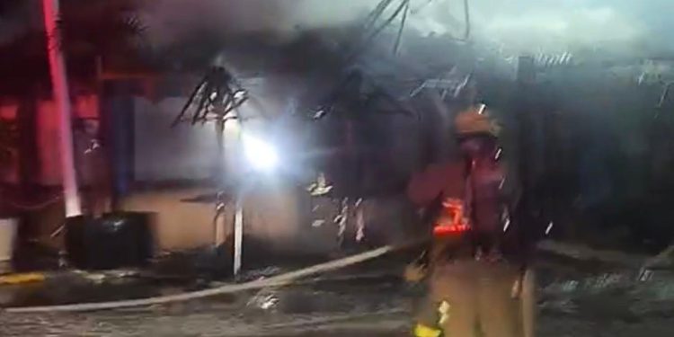 Restaurante La Palapita: Bomberos sofocan incendio en la avenida Kabah