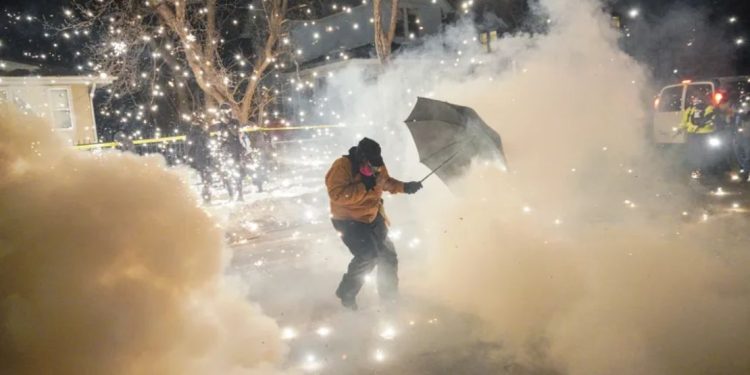 Estallan enfrentamientos en Minneapolis luego de que un agente federal disparara a un inmigrante venezolano. Protestas, tensión social e investigación en curso
