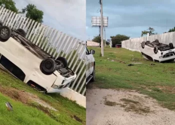 Camioneta Urvan vuelca en la Colosio por pavimento mojado