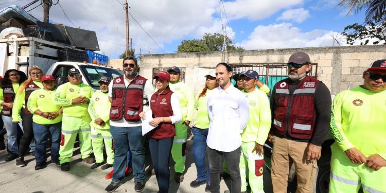 Ana Paty Peralta supervisa jornadas de descacharrización en Cancún