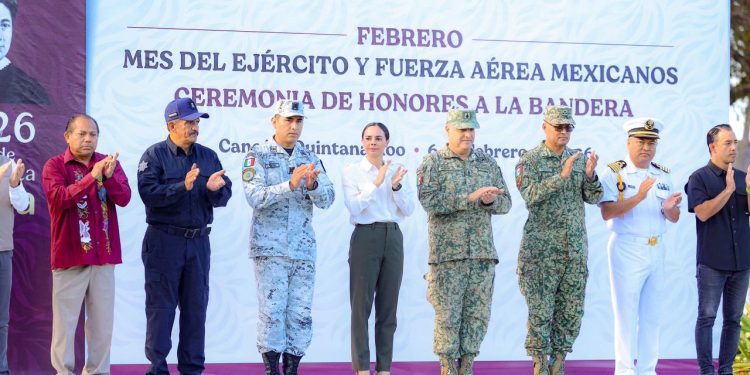 Ana Paty Peralta encabeza Honores a la Bandera Nacional