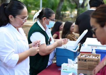 Refuerzan vacunación en Cancún: distribuyen 600 dosis al día