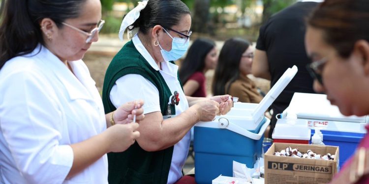 Refuerzan vacunación en Cancún: distribuyen 600 dosis al día