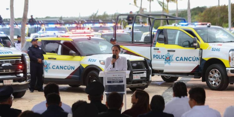 Entregan Ana Paty Peralta y Mara Lezama nuevas patrullas para fortalecer la seguridad en Cancún