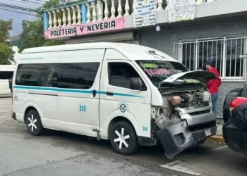 Motociclista arrollado por combi en Playa del Carmen; se salva con lesiones menores