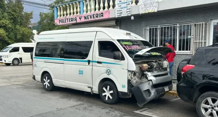 Motociclista arrollado por combi en Playa del Carmen; se salva con lesiones menores