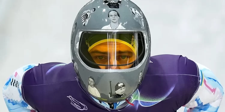 COI excluye a atleta ucraniano por portar casco con homenaje a víctimas de la guerra