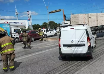 Tráiler causa carambola de ocho vehículos en Av. López Portillo
