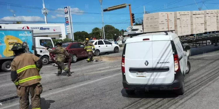 Tráiler causa carambola de ocho vehículos en Av. López Portillo