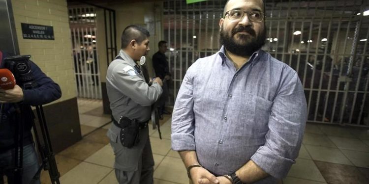 Javier Duarte seguirá en prisión; juez lo vincula por desvío de recursos