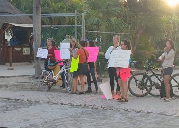 Habitantes de “Las Casitas” bloquean puerto de cruceros en Mahahual
