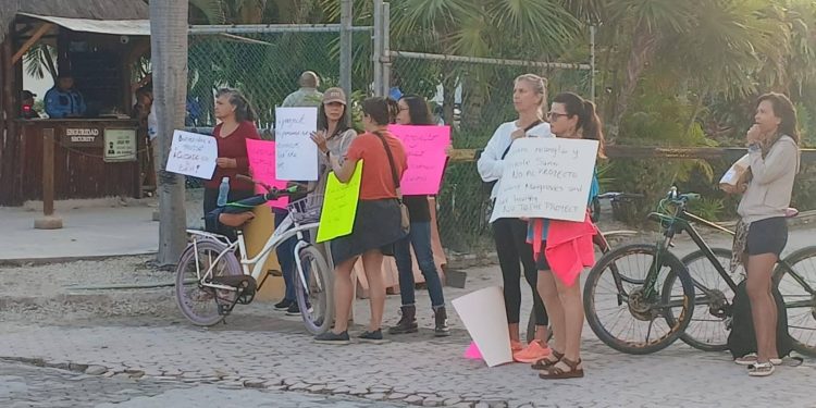 Habitantes de “Las Casitas” bloquean puerto de cruceros en Mahahual
