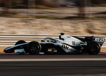 Checo Pérez conduce el monoplaza Cadillac F1 durante la pretemporada 2026 en Bahréin