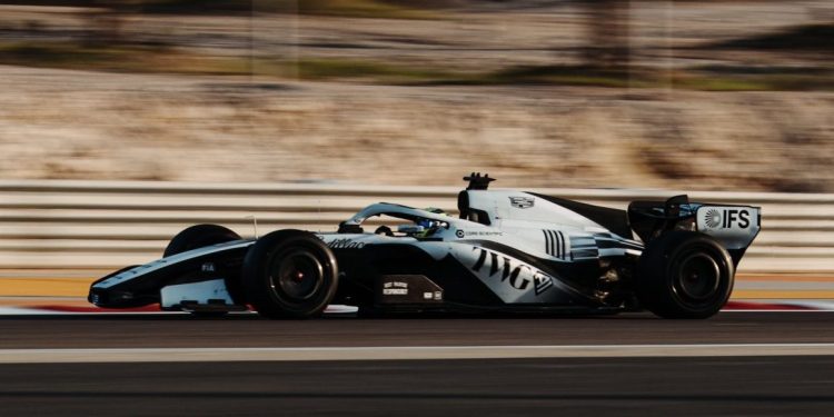 Checo Pérez conduce el monoplaza Cadillac F1 durante la pretemporada 2026 en Bahréin