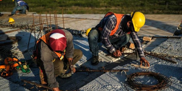 Más de 245 mil trabajadores en Q. Roo superan las 48 horas semanales