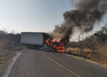 Bloqueos y quema de vehículos en Michoacán y Jalisco tras operativo en Tapalpa