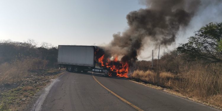 Bloqueos y quema de vehículos en Michoacán y Jalisco tras operativo en Tapalpa