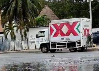 Cajas de cerveza caen y volcadura genera caos vial en Cancún