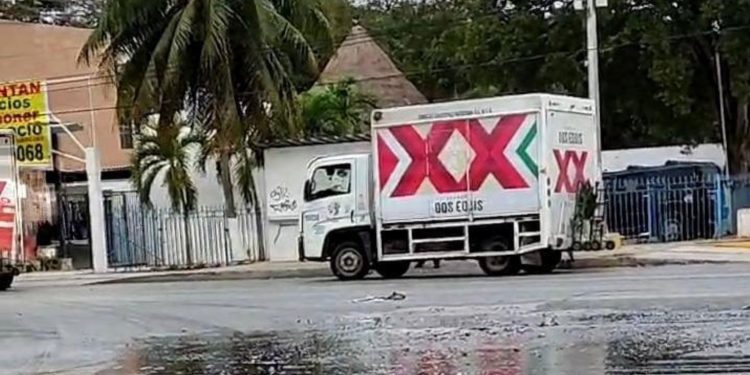 Cajas de cerveza caen y volcadura genera caos vial en Cancún