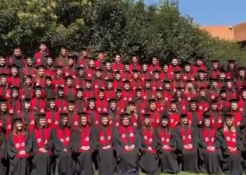 Video: Se desploma templete en graduación de la Ibero; 33 alumnos lesionados
