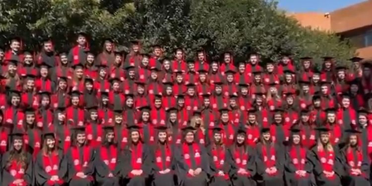 Video: Se desploma templete en graduación de la Ibero; 33 alumnos lesionados