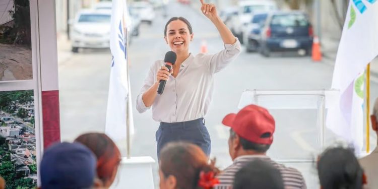 Ana Paty Peralta entrega obra a vecinos de la SM 103