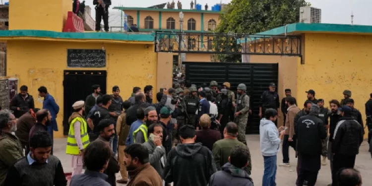 Atentado en mezquita de Pakistán deja 31 muertos y más de 160 heridos