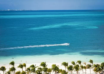 Clima en Cancún 19 de febrero: tarde calurosa y oleaje