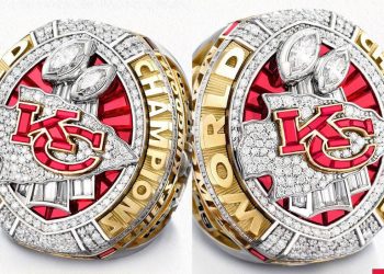 Anillo de subcampeón del Super Bowl exhibido en caja oficial NFL