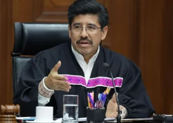 “Se le cayó el café y la nata”, aclara Hugo Aguilar tras video donde limpian sus zapatos