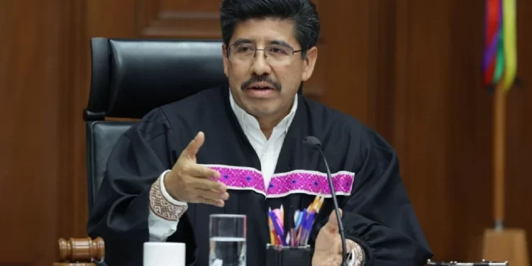 “Se le cayó el café y la nata”, aclara Hugo Aguilar tras video donde limpian sus zapatos