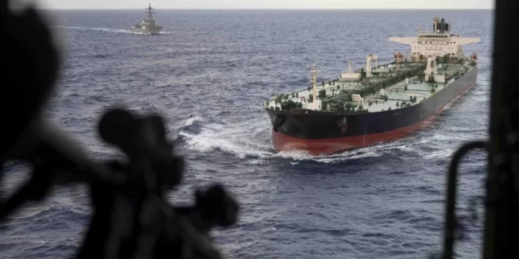 “Intentó escapar, pero lo seguimos”: EU intercepta petrolero en el océano Índico