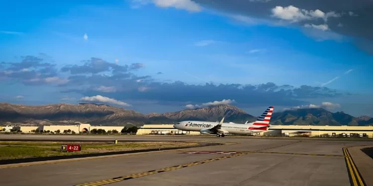 Drones, globo y láser: las versiones del cierre aéreo en El Paso