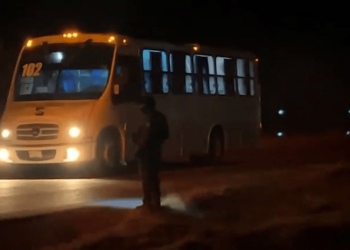 Abandonado y con el motor en marcha, localizan autobús encendido en Ciudad Valles