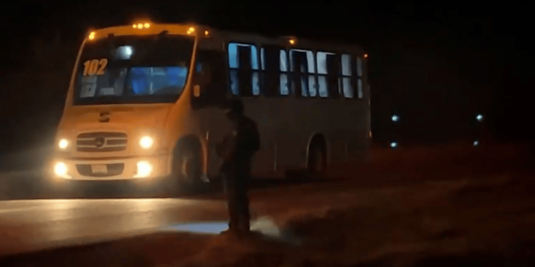 Abandonado y con el motor en marcha, localizan autobús encendido en Ciudad Valles