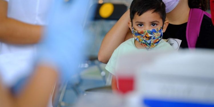 Ordenan cubrebocas obligatorio en escuelas por brote de sarampión en Jalisco