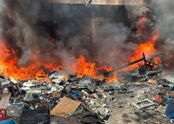 Quema de basura desata incendio en predio de Cancún