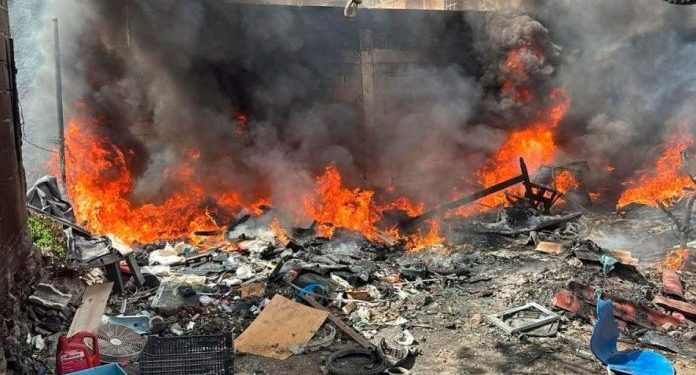Quema de basura desata incendio en predio de Cancún