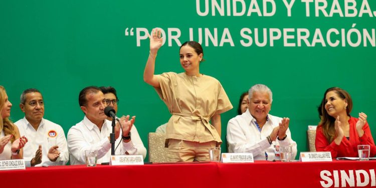 Ana Paty Peralta atestigua asamblea nacional del SITATYR en Cancún
