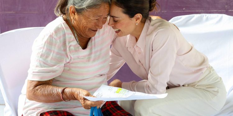 Ana Paty Peralta acerca 130 servicios a vecinos de Supermanzana 77