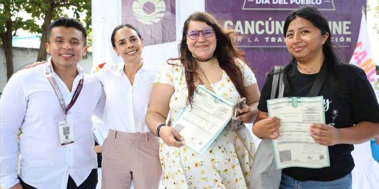Atiende Ana Paty Peralta a ciudadanos en “Día del Pueblo”