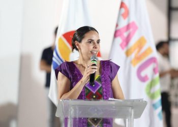 Premia Ana Paty Peralta a ganadores de concurso de escoltas en Cancún