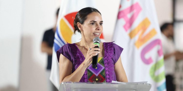 Premia Ana Paty Peralta a ganadores de concurso de escoltas en Cancún