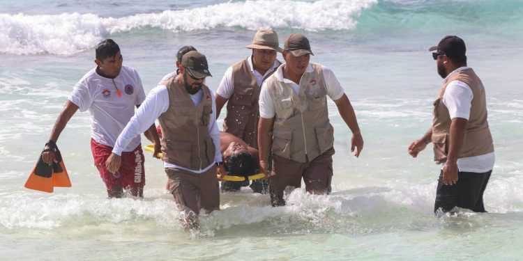 Realizan 18 rescates en playas de Cancún: alcohol y descuido, las causas