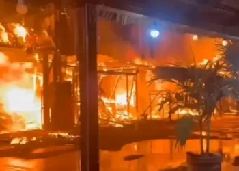 Incendio de madrugada destruye 40 cabañas en Punta Zicatela, Puerto Escondido
