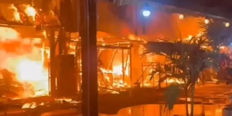 Incendio de madrugada destruye 40 cabañas en Punta Zicatela, Puerto Escondido