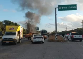 Choque entre autobús y camioneta de Sabritas deja una mujer fallecida