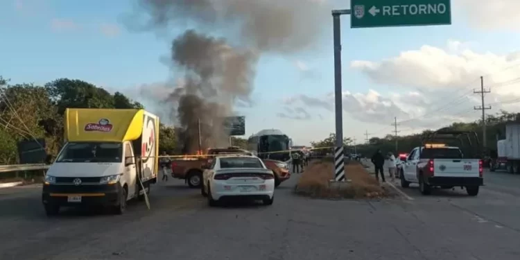 Choque entre autobús y camioneta de Sabritas deja una mujer fallecida